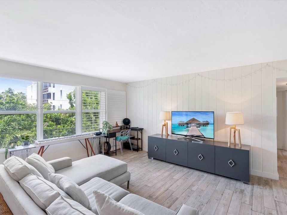 For Sale: $489,000 (1 beds, 1 baths, 676 Square Feet)