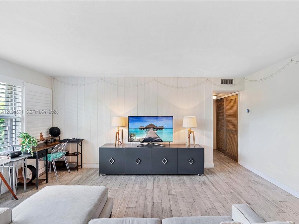 For Sale: $489,000 (1 beds, 1 baths, 676 Square Feet)