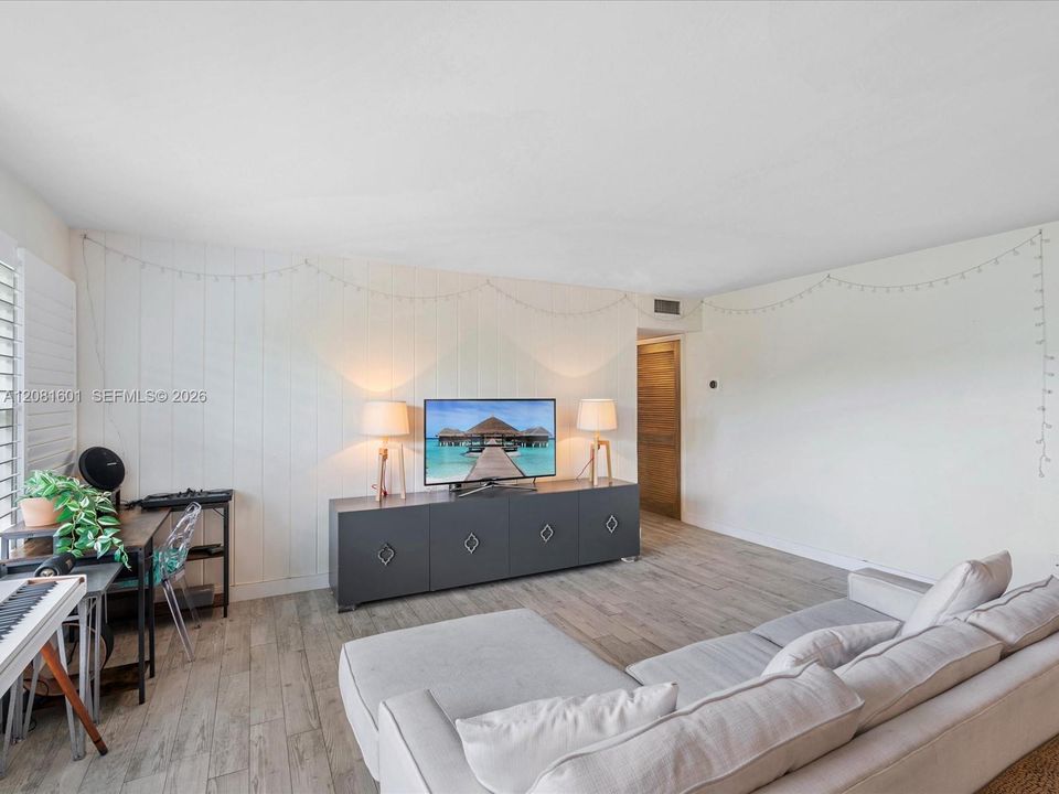 For Sale: $489,000 (1 beds, 1 baths, 676 Square Feet)