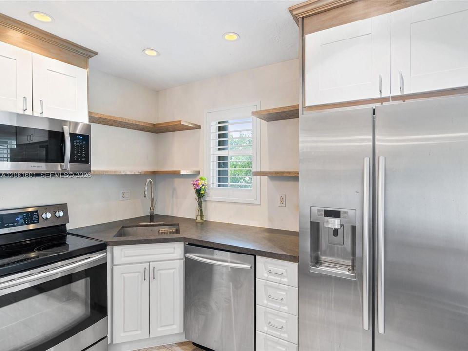 For Sale: $489,000 (1 beds, 1 baths, 676 Square Feet)