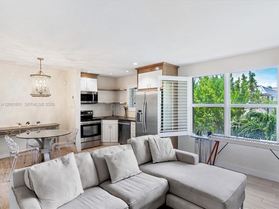 For Sale: $489,000 (1 beds, 1 baths, 676 Square Feet)