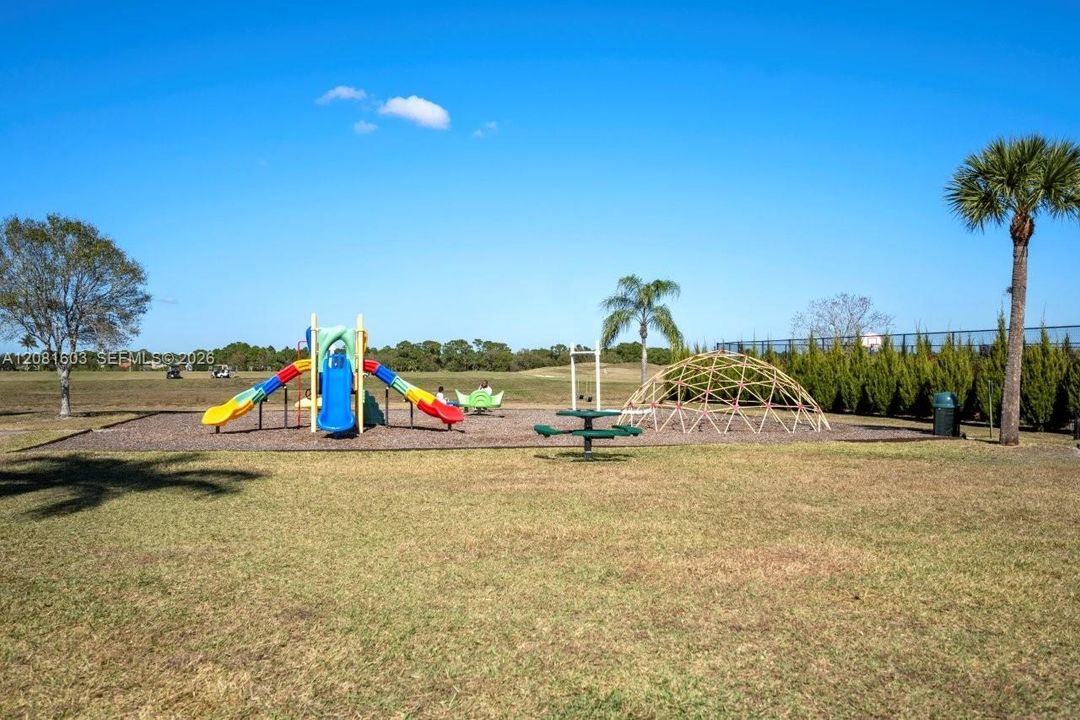 En Venta: $335,000 (3 camas, 2 baños, 1712 Pies cuadrados)