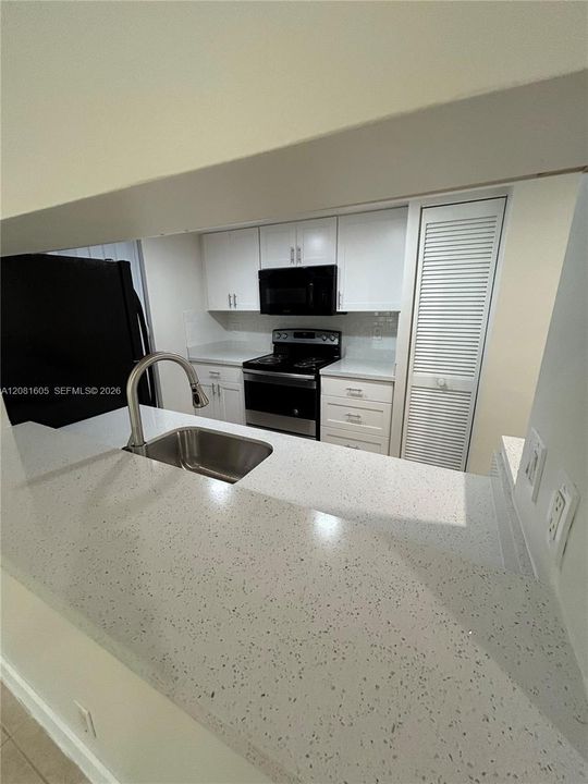 For Rent: $1,850 (1 beds, 1 baths, 700 Square Feet)