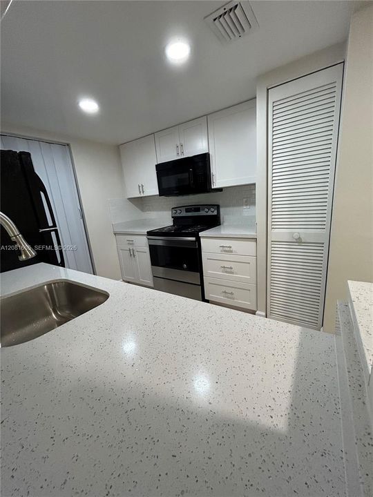 For Rent: $1,850 (1 beds, 1 baths, 700 Square Feet)