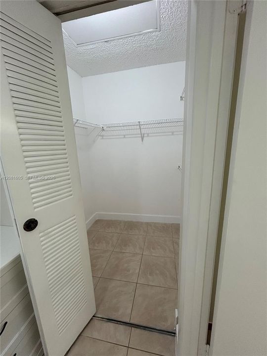 For Rent: $1,850 (1 beds, 1 baths, 700 Square Feet)
