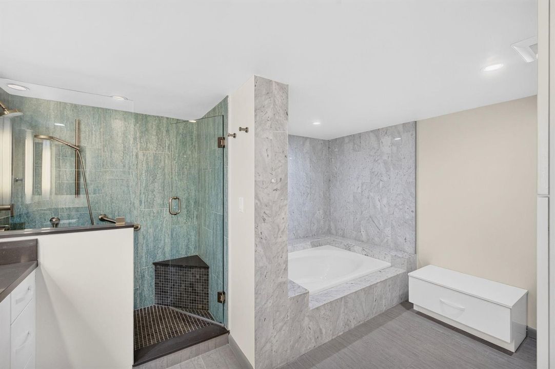 Primary bath w/walkin shower
