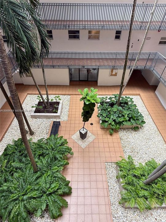 For Sale: $505,000 (1 beds, 1 baths, 870 Square Feet)