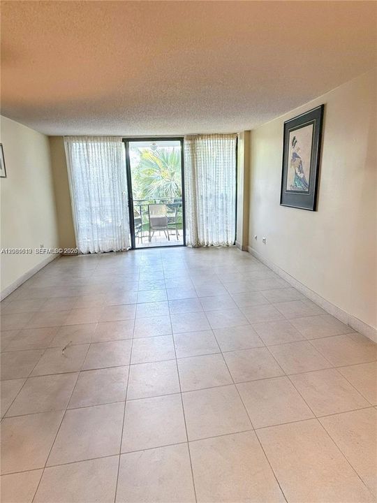 For Sale: $505,000 (1 beds, 1 baths, 870 Square Feet)