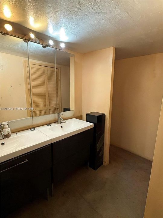 For Sale: $505,000 (1 beds, 1 baths, 870 Square Feet)