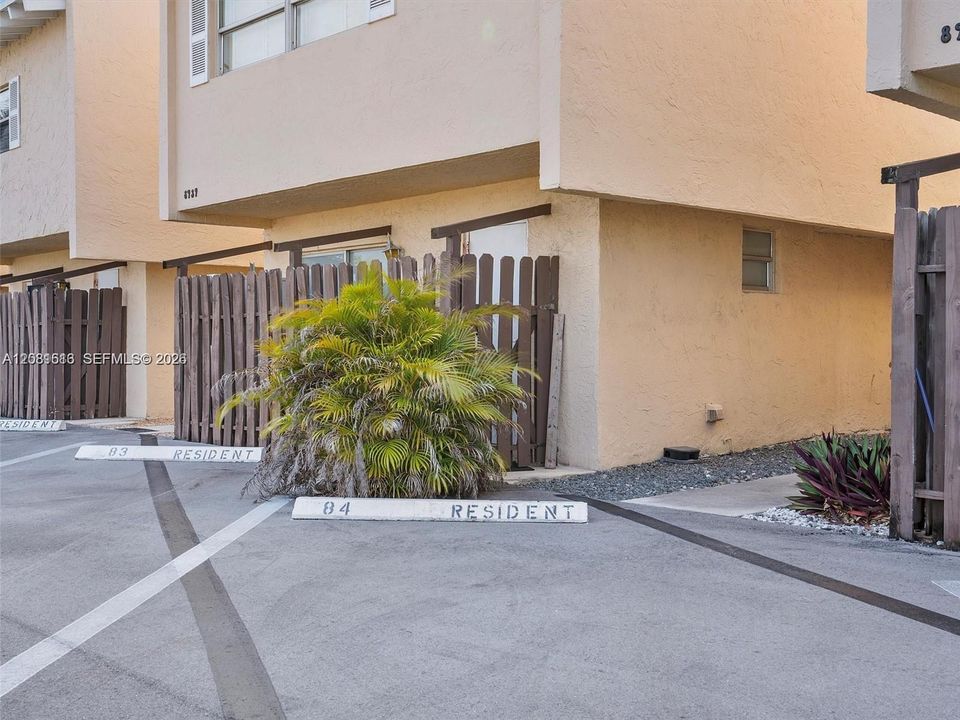 На продажу: $349,000 (2 спален, 1 ванн, 954 Квадратных фут)