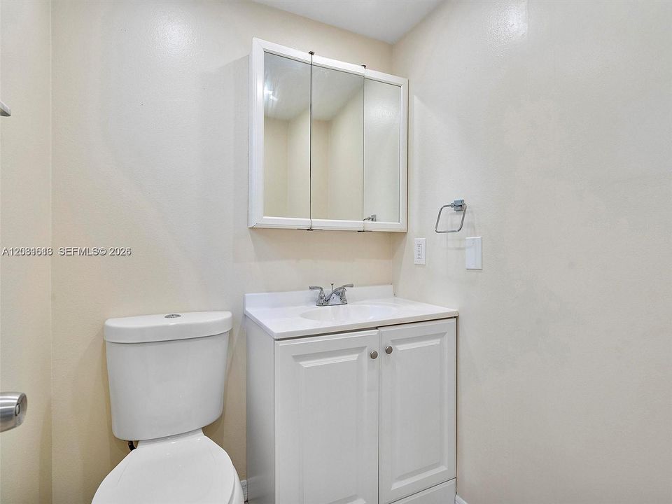 На продажу: $349,000 (2 спален, 1 ванн, 954 Квадратных фут)