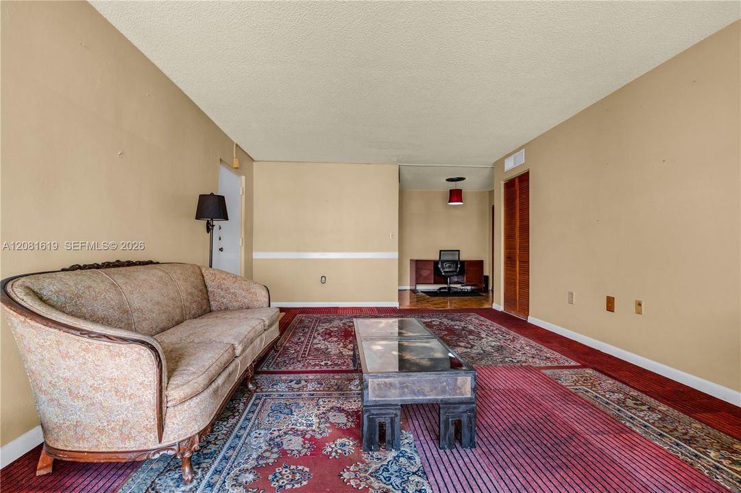 For Sale: $179,900 (1 beds, 1 baths, 672 Square Feet)