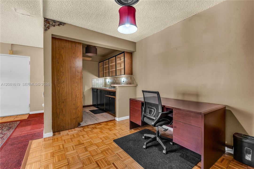 For Sale: $179,900 (1 beds, 1 baths, 672 Square Feet)