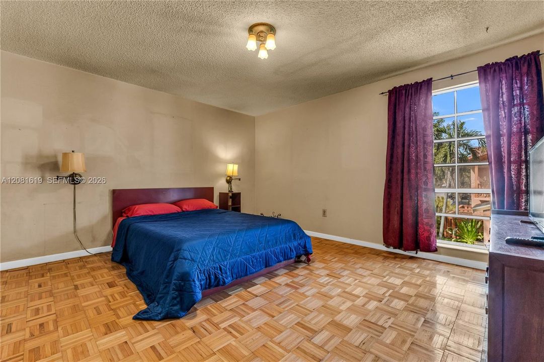 For Sale: $179,900 (1 beds, 1 baths, 672 Square Feet)