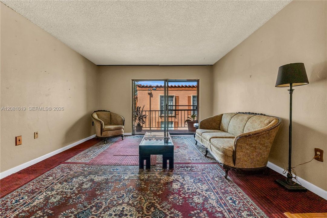 For Sale: $179,900 (1 beds, 1 baths, 672 Square Feet)