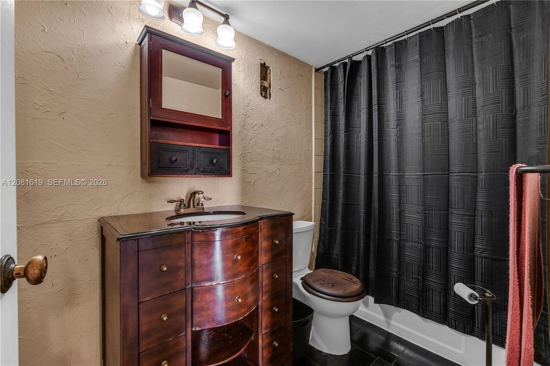 For Sale: $179,900 (1 beds, 1 baths, 672 Square Feet)