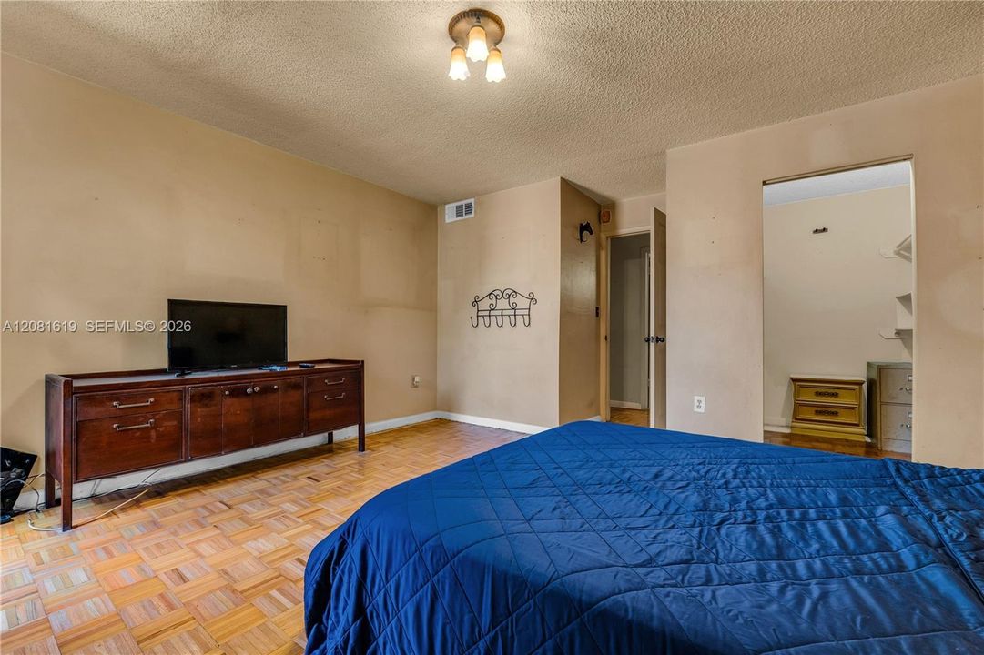 For Sale: $179,900 (1 beds, 1 baths, 672 Square Feet)
