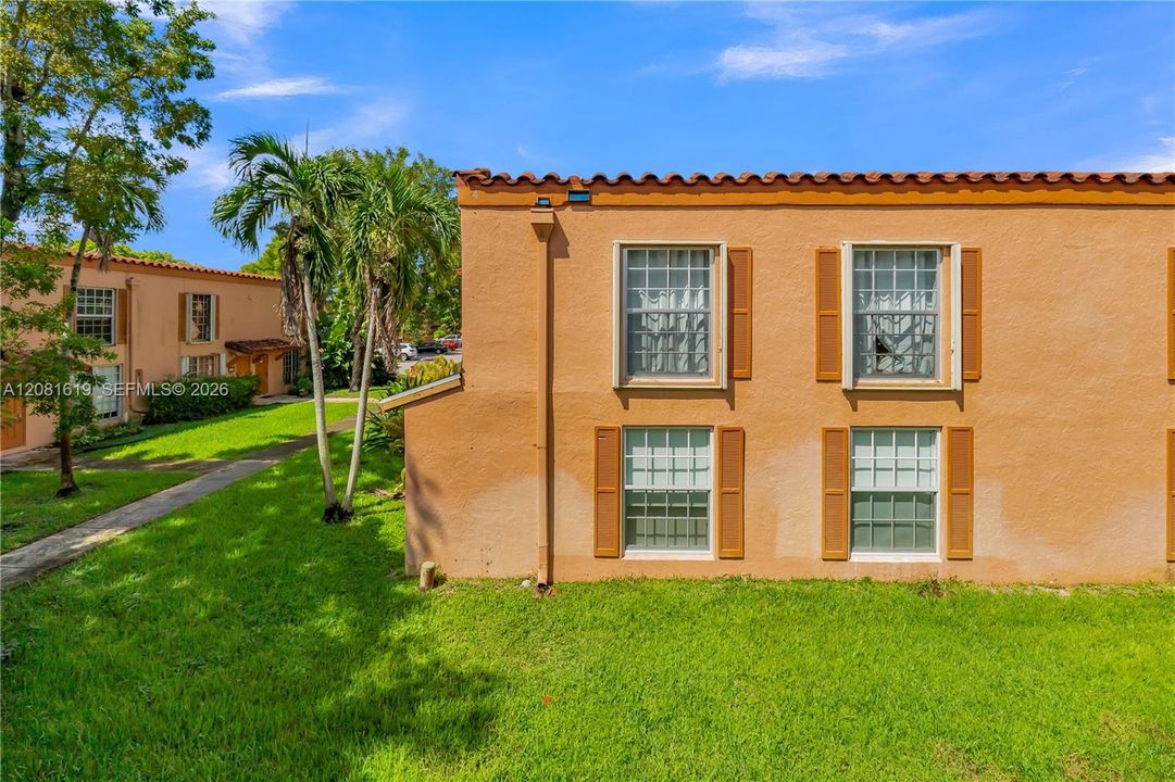 For Sale: $179,900 (1 beds, 1 baths, 672 Square Feet)