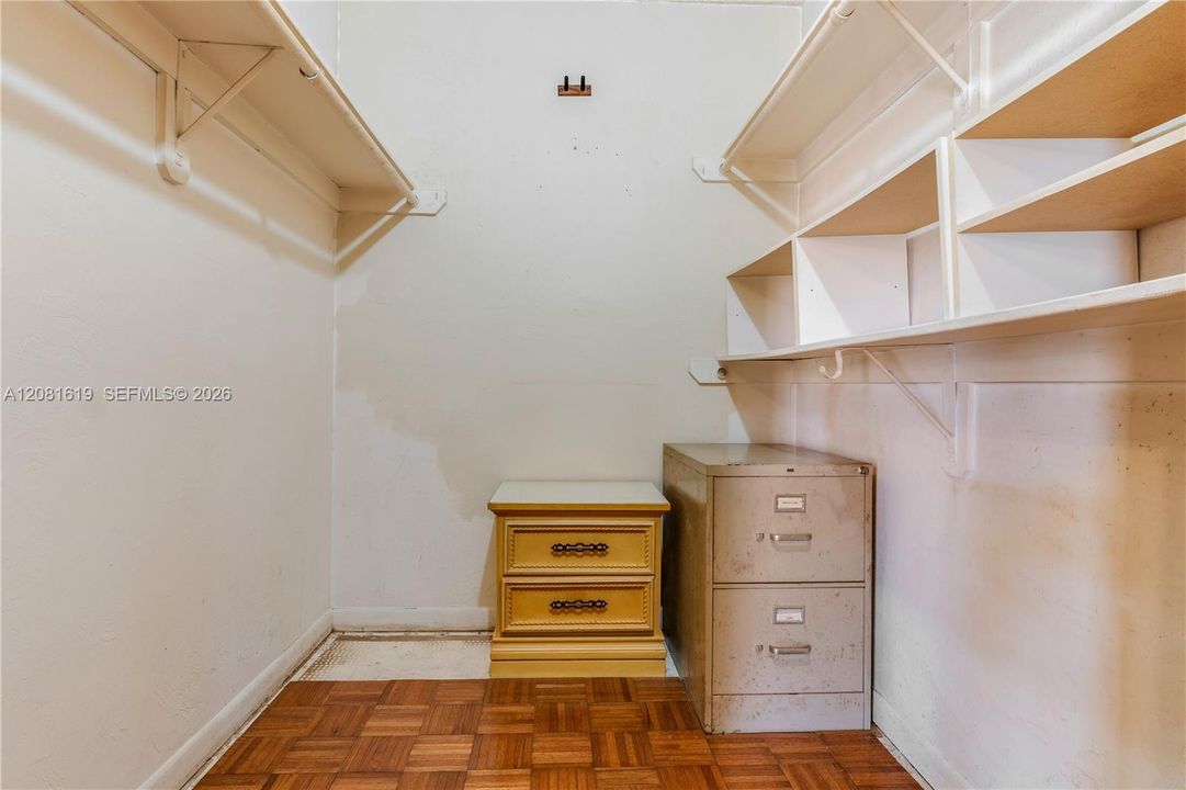 For Sale: $179,900 (1 beds, 1 baths, 672 Square Feet)