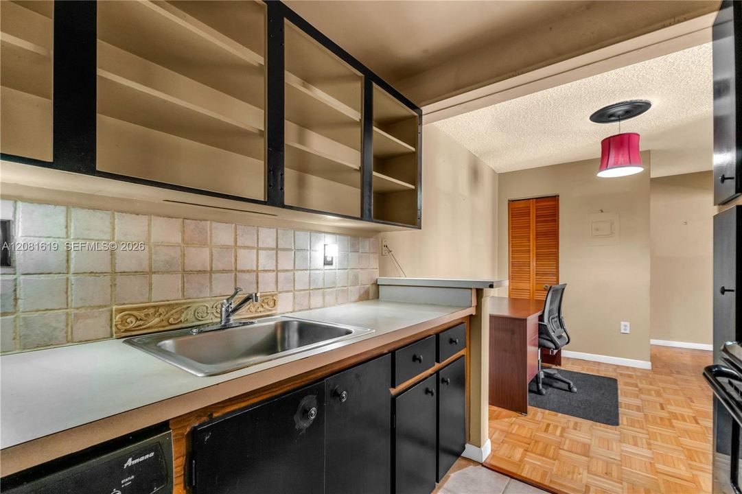 For Sale: $179,900 (1 beds, 1 baths, 672 Square Feet)