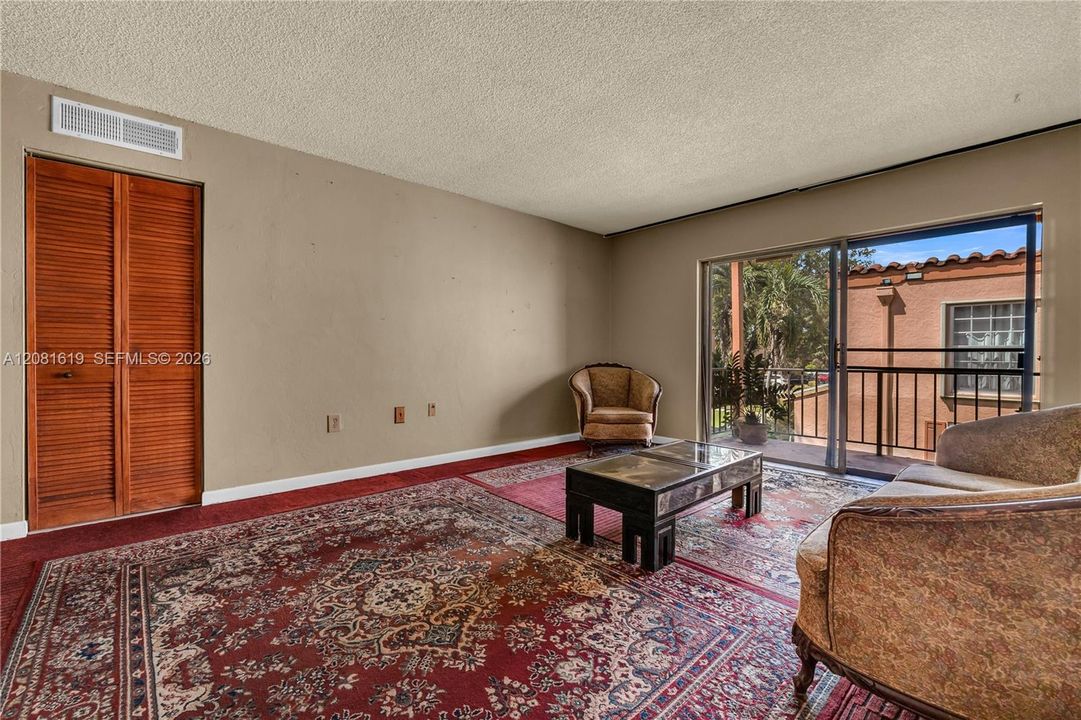 For Sale: $179,900 (1 beds, 1 baths, 672 Square Feet)