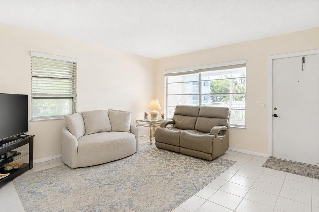 CORNER UNIT WITH NATURAL LIGHT!