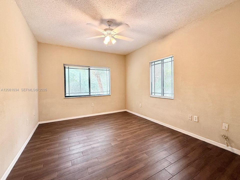 For Rent: $2,350 (2 beds, 1 baths, 987 Square Feet)