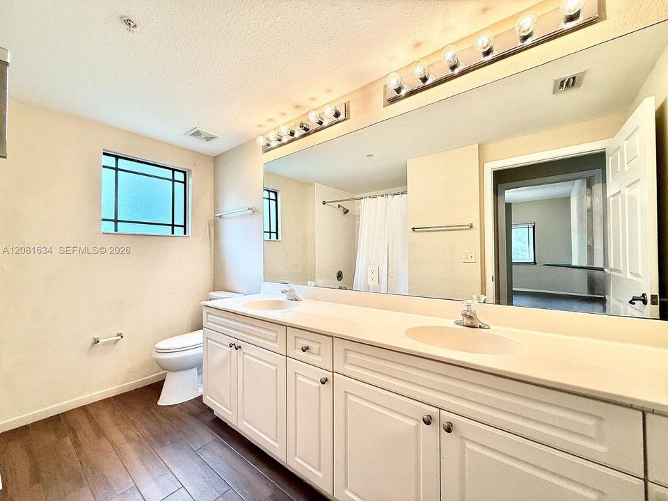 For Rent: $2,350 (2 beds, 1 baths, 987 Square Feet)