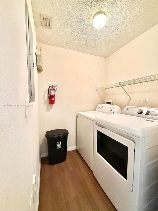 For Rent: $2,350 (2 beds, 1 baths, 987 Square Feet)