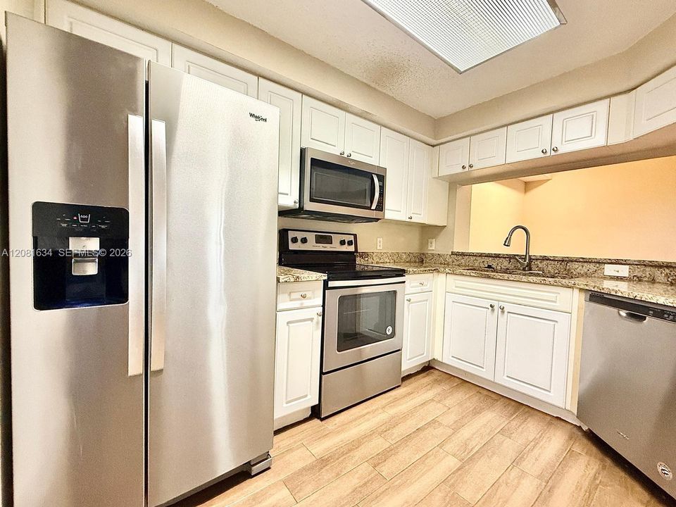 For Rent: $2,350 (2 beds, 1 baths, 987 Square Feet)