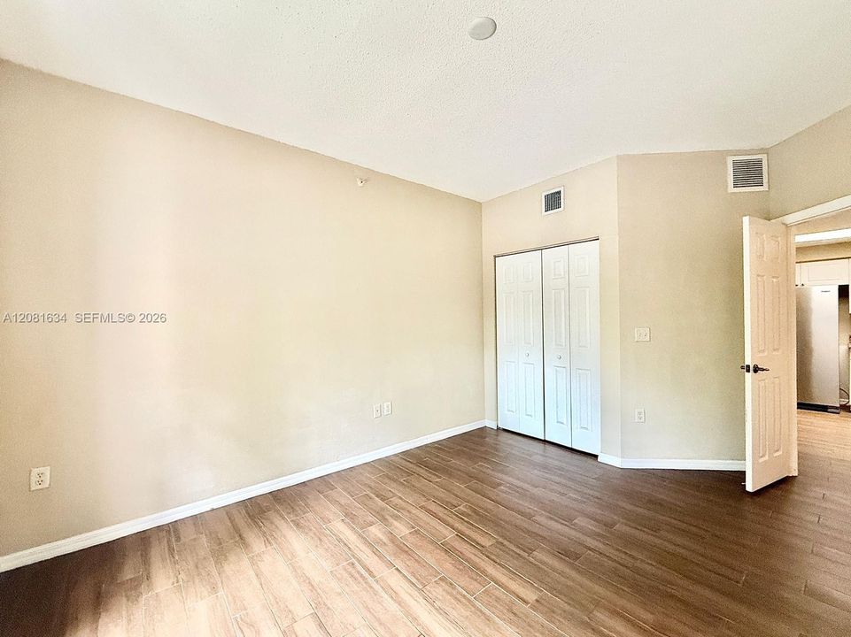 For Rent: $2,350 (2 beds, 1 baths, 987 Square Feet)