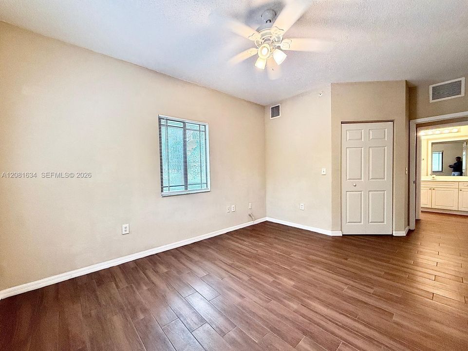 For Rent: $2,350 (2 beds, 1 baths, 987 Square Feet)