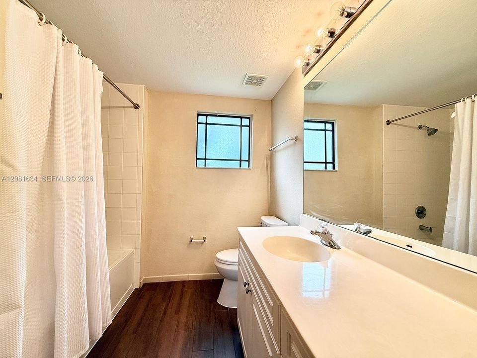For Rent: $2,350 (2 beds, 1 baths, 987 Square Feet)