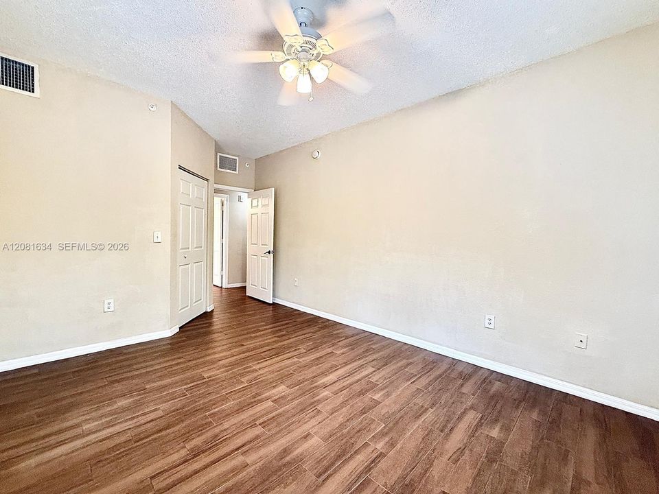 For Rent: $2,350 (2 beds, 1 baths, 987 Square Feet)