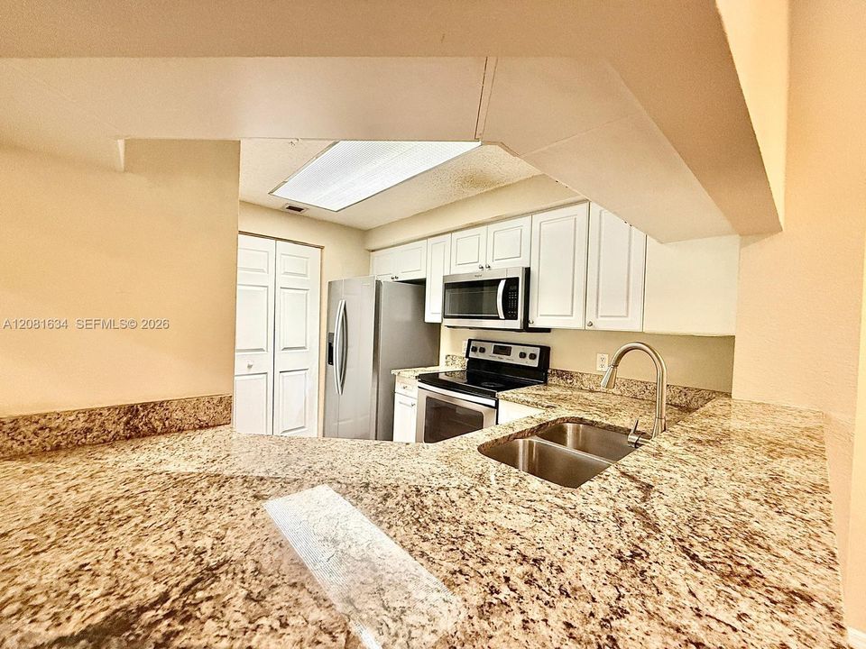 For Rent: $2,350 (2 beds, 1 baths, 987 Square Feet)