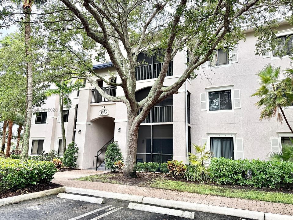 For Rent: $2,350 (2 beds, 1 baths, 987 Square Feet)