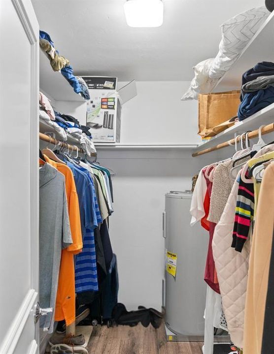 WALK IN CLOSET