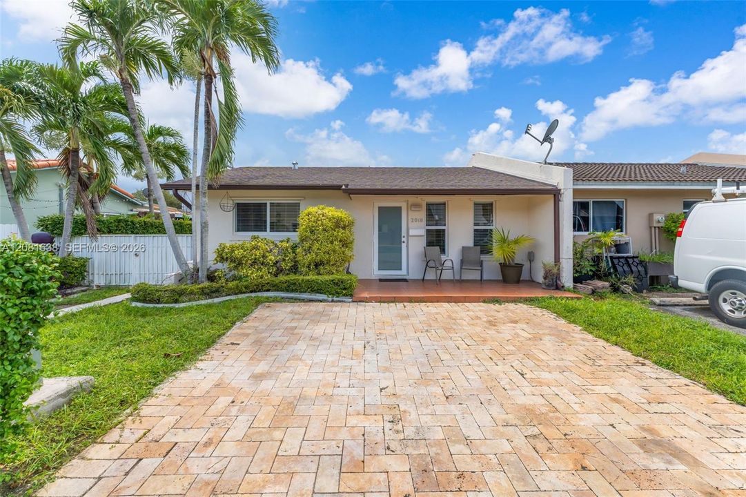 En Venta: $459,900 (3 camas, 2 baños, 840 Pies cuadrados)