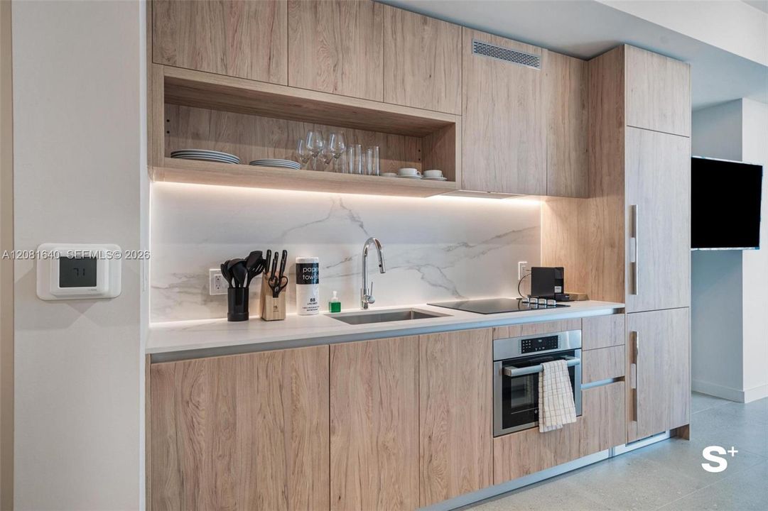 На продажу: $415,000 (0 спален, 1 ванн, 321 Квадратных фут)