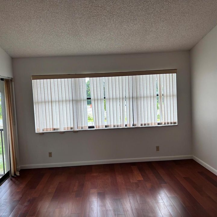 10-living-room-slider-to-balcony-copy