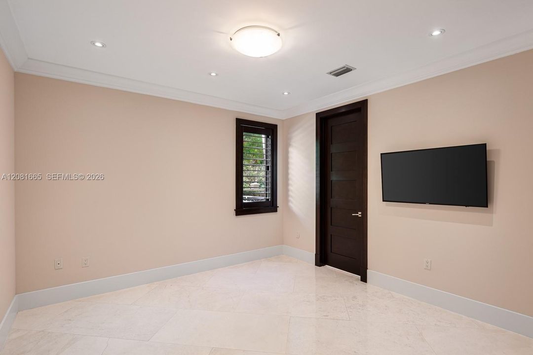For Sale: $7,995,000 (5 beds, 6 baths, 9430 Square Feet)