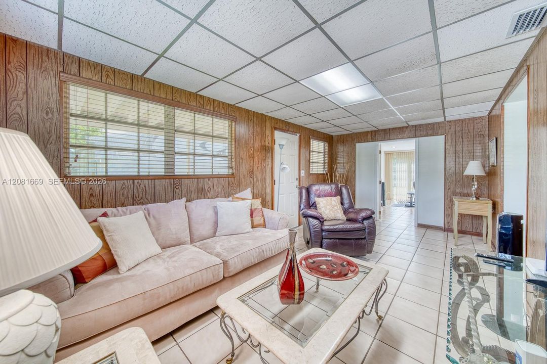 En Venta: $750,000 (4 camas, 2 baños, 1663 Pies cuadrados)