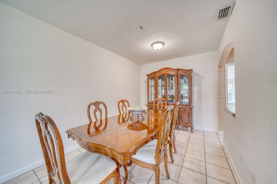 En Venta: $750,000 (4 camas, 2 baños, 1663 Pies cuadrados)