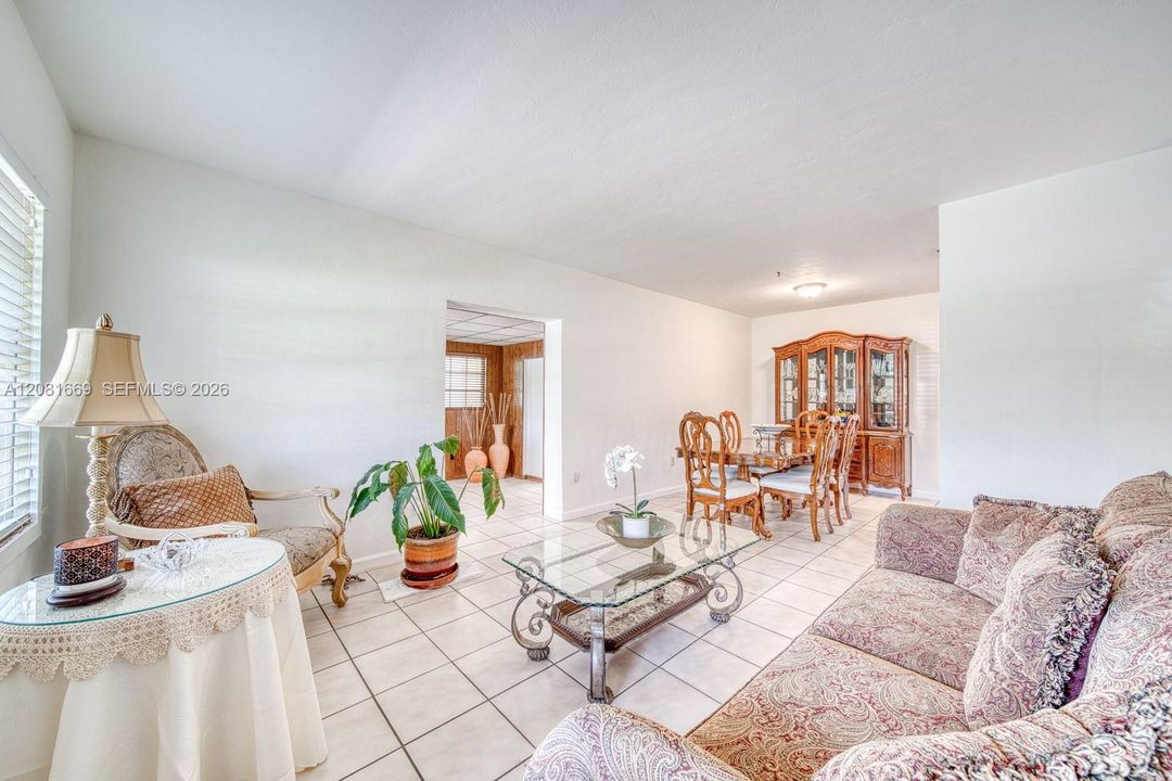 En Venta: $750,000 (4 camas, 2 baños, 1663 Pies cuadrados)