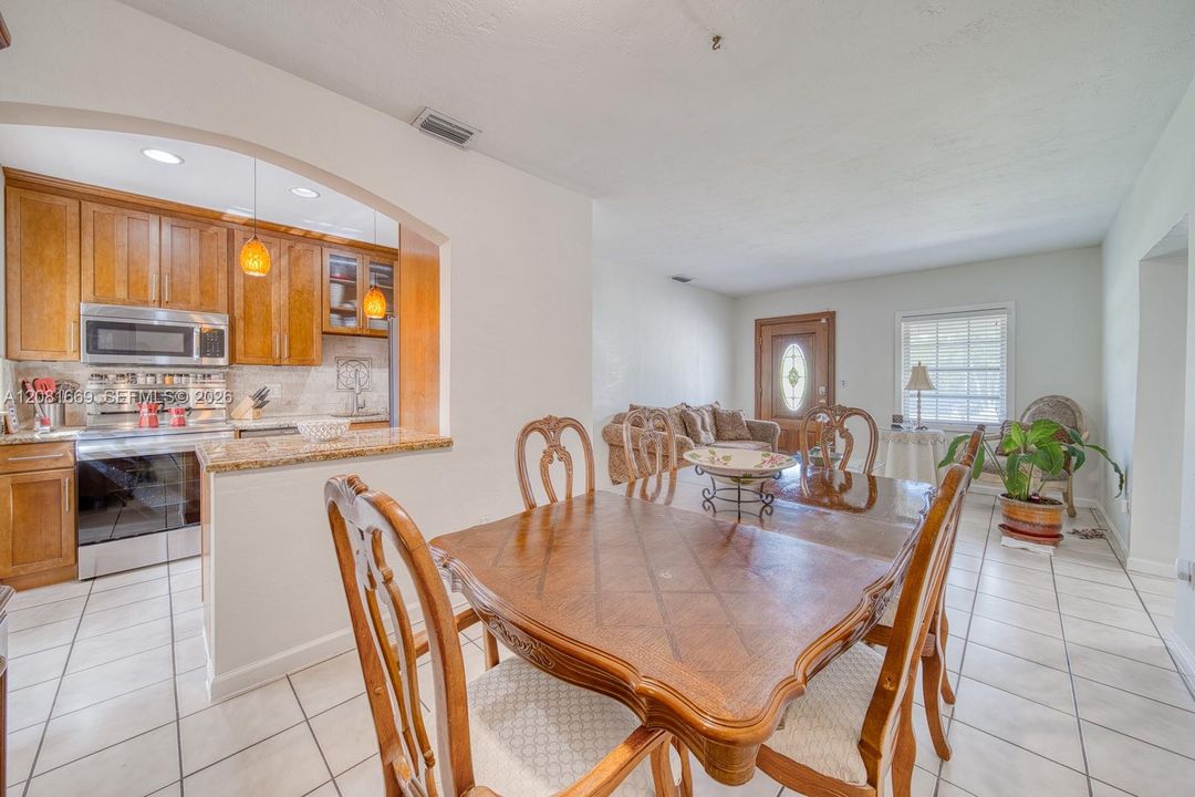 En Venta: $750,000 (4 camas, 2 baños, 1663 Pies cuadrados)
