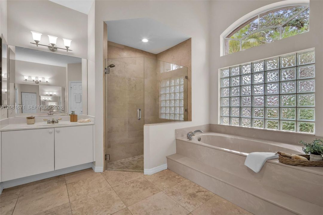 En Venta: $920,000 (4 camas, 3 baños, 2444 Pies cuadrados)