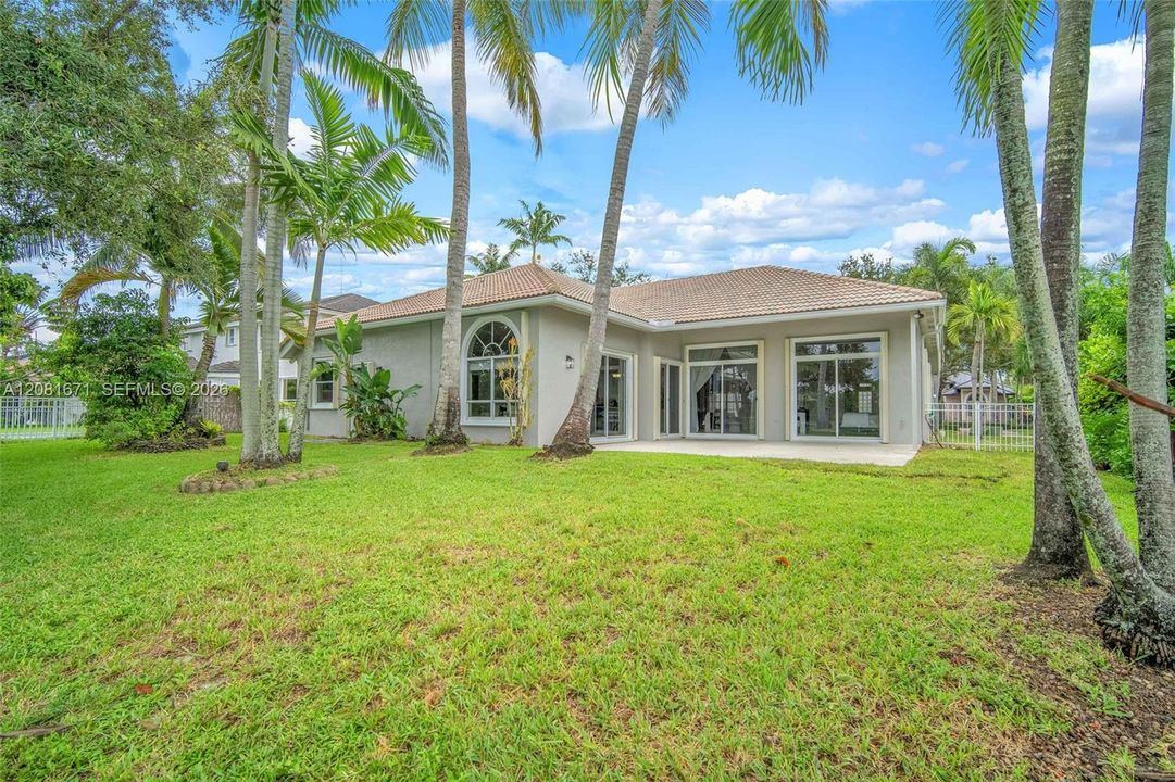 En Venta: $920,000 (4 camas, 3 baños, 2444 Pies cuadrados)
