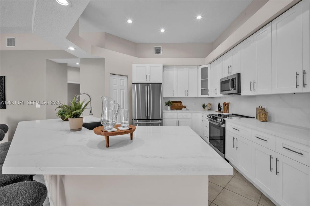 En Venta: $920,000 (4 camas, 3 baños, 2444 Pies cuadrados)