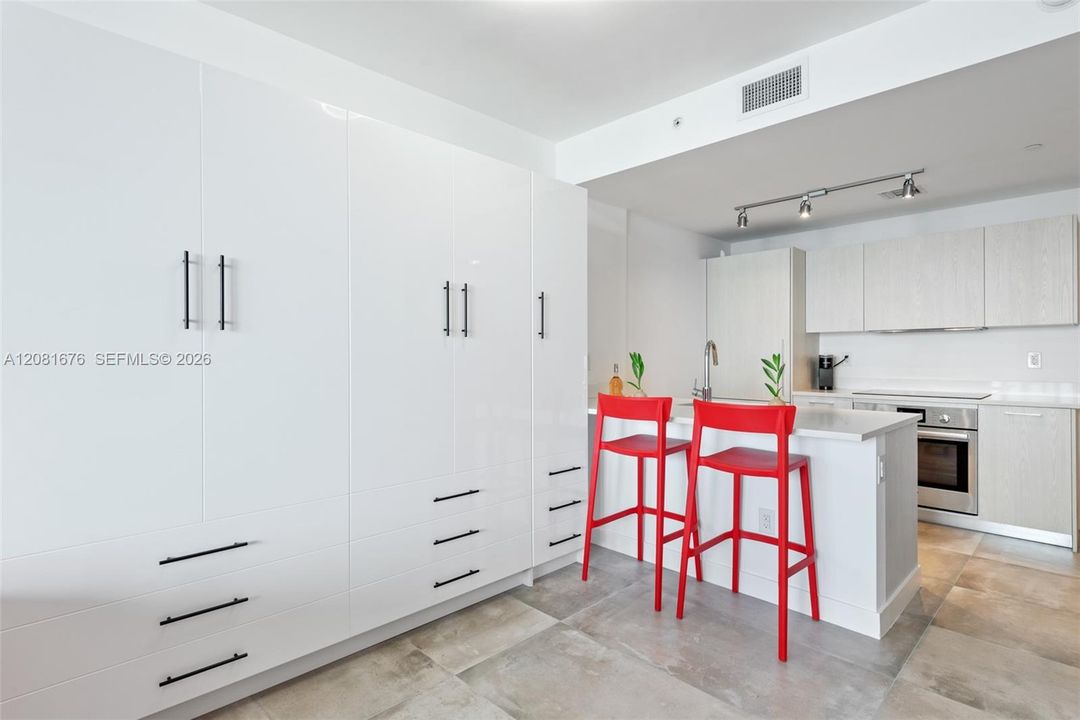 For Sale: $479,000 (1 beds, 1 baths, 610 Square Feet)