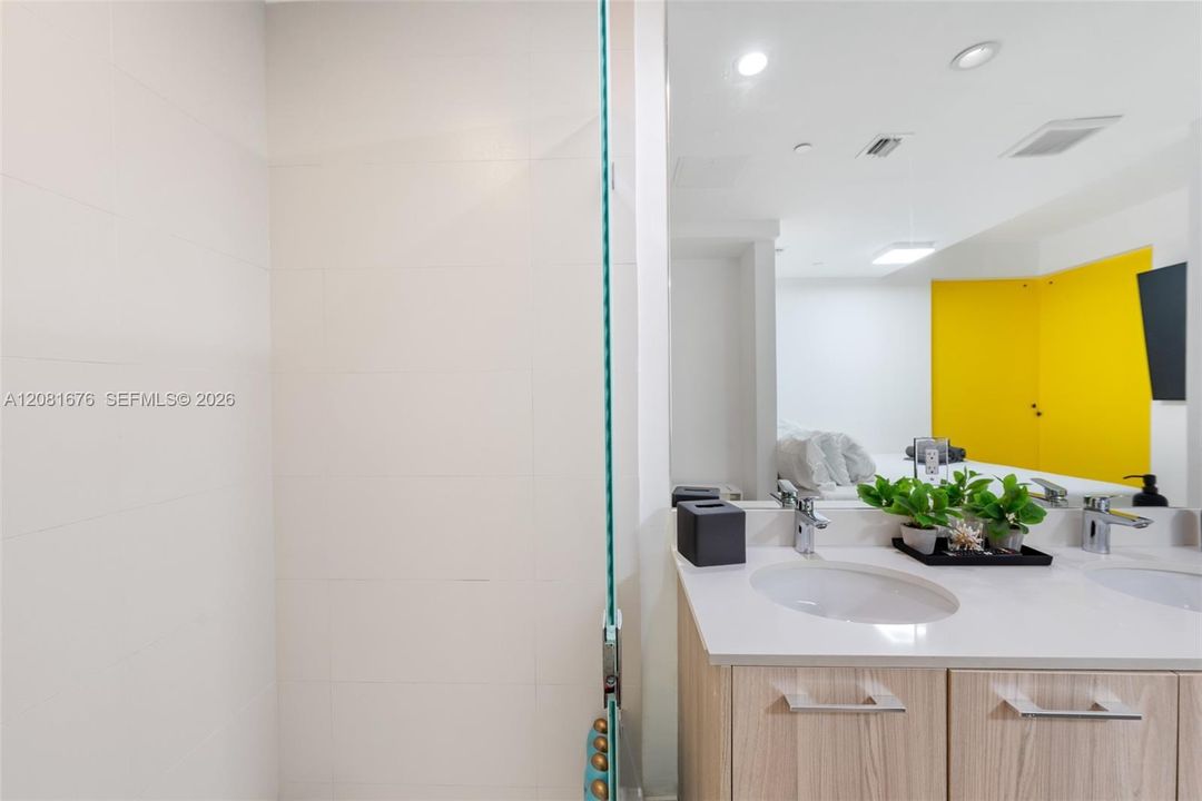 For Sale: $479,000 (1 beds, 1 baths, 610 Square Feet)